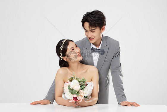 浪漫新婚夫妇简约婚纱形象图片