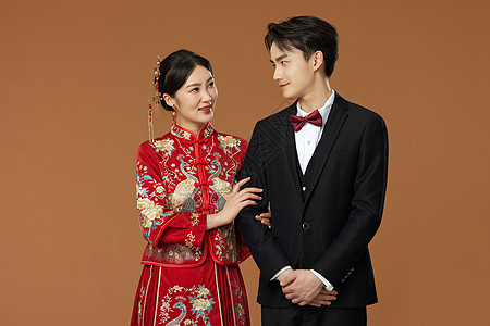 中式婚礼甜蜜夫妻形象图片