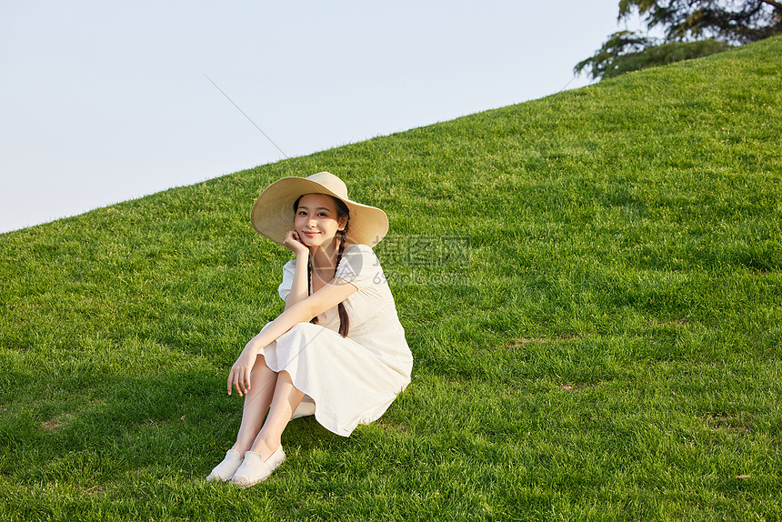 草地上晒太阳的青年女性图片