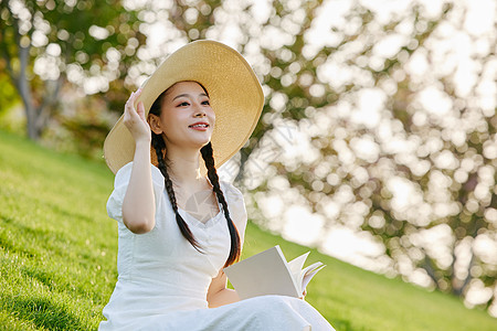 草坪上的文艺美女形象图片