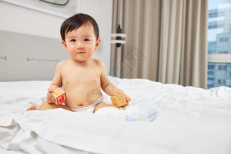 宝宝吃零食坐在床上的婴儿宝宝背景