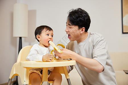 爸爸给孩子喂食香蕉图片