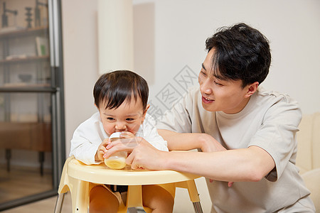喂宝宝喝奶的年轻奶爸图片