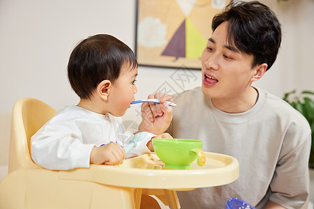 爸爸居家给孩子喂辅食图片