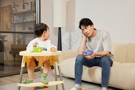 居家照顾宝宝饮食无奈的父亲图片