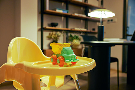 宝宝餐椅上的儿童玩具车图片