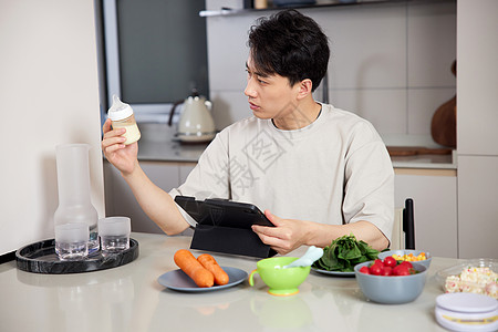 年轻奶爸在家科学冲泡奶粉高清图片