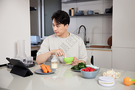 年轻奶爸学习制作宝宝辅食高清图片