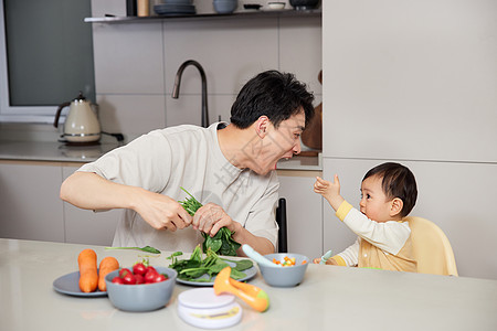 爸爸照顾孩子在家给宝宝做辅食的年轻奶爸背景