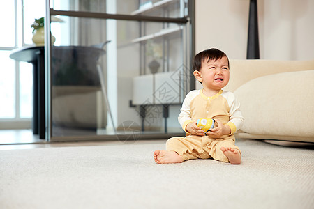 小孩客厅坐在客厅哭闹的婴幼儿背景