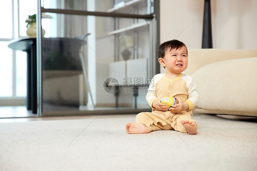 坐在客厅哭闹的婴幼儿图片