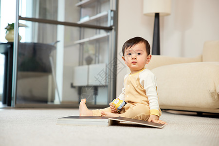 独自坐在客厅的婴幼儿宝宝图片