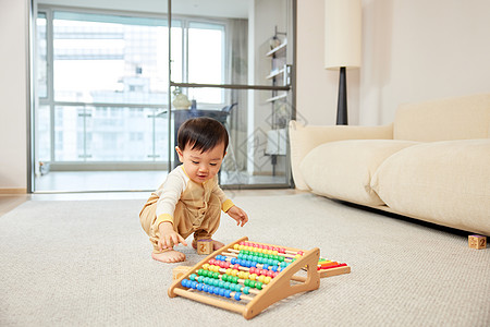 在玩耍的小孩独自在客厅玩耍的可爱宝宝背景