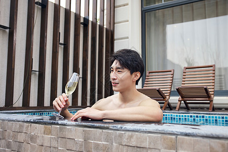 温泉酒店享受假期的男人高清图片