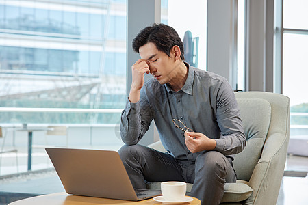 商务男士感觉眼部疲劳图片