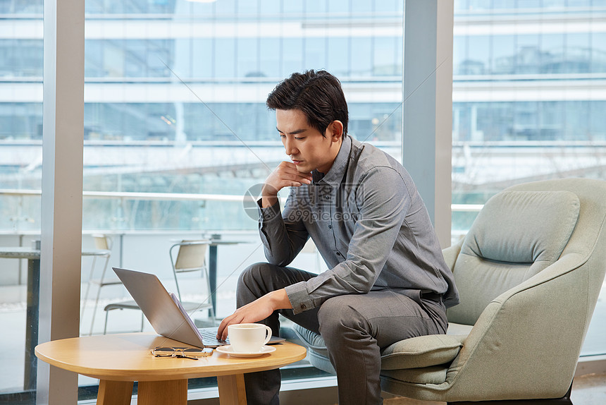 咖啡厅开商务会议的青年男性图片