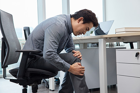 男性健康办公室商务男士膝盖疼痛背景