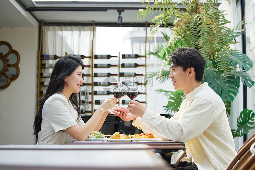 甜蜜情侣度餐厅喝红酒庆祝图片