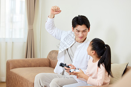 亲子教育居家玩电子游戏的父女背景