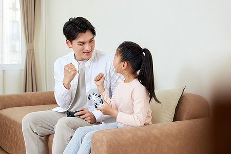 假期父女在家玩电子游戏图片