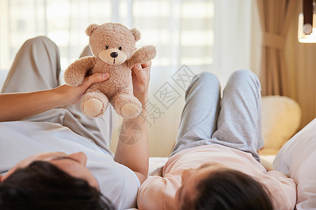 父亲和女儿玩小熊玩具高清图片