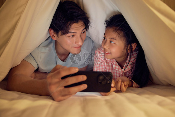 深夜父女藏在被窝里看手机图片