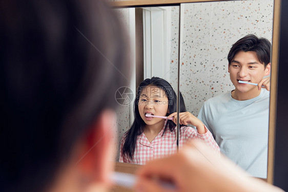 父女早晨对着镜子刷牙图片