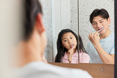 小孩刷牙早晨父女照镜子刷牙背景