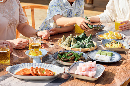 端午节中式传统餐桌上的粽子图片