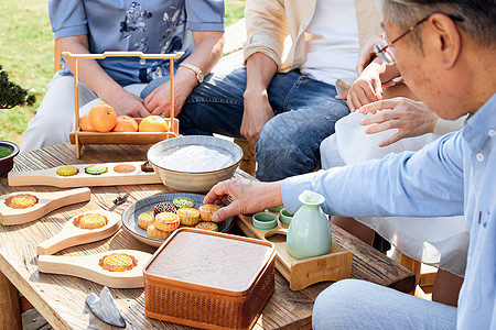 照顾老人中秋节家庭团聚吃月饼背景