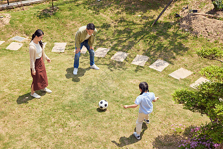 一家人在院子里玩足球图片