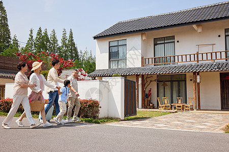 家人背影大家庭民宿度假背景