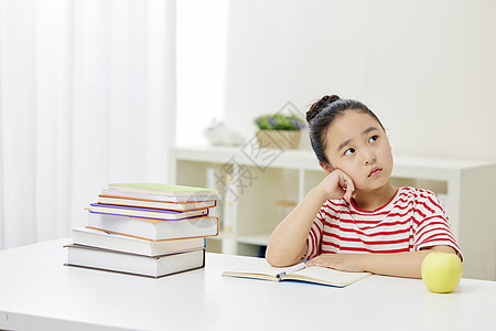 小女孩学习中思考背景图片