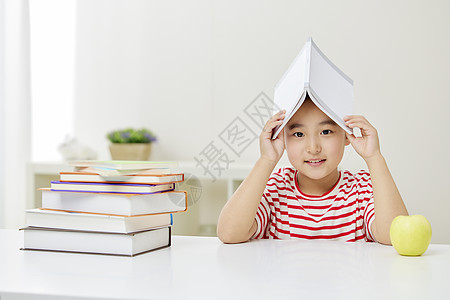 小女孩学习头顶书本形象图片