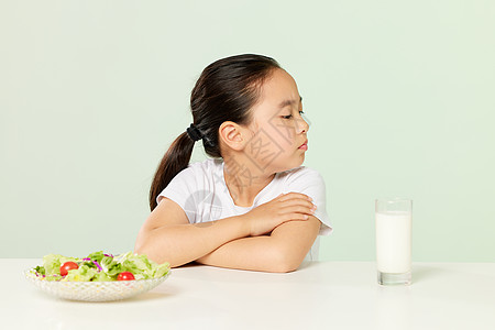 儿童早餐小女孩厌食不吃东西背景