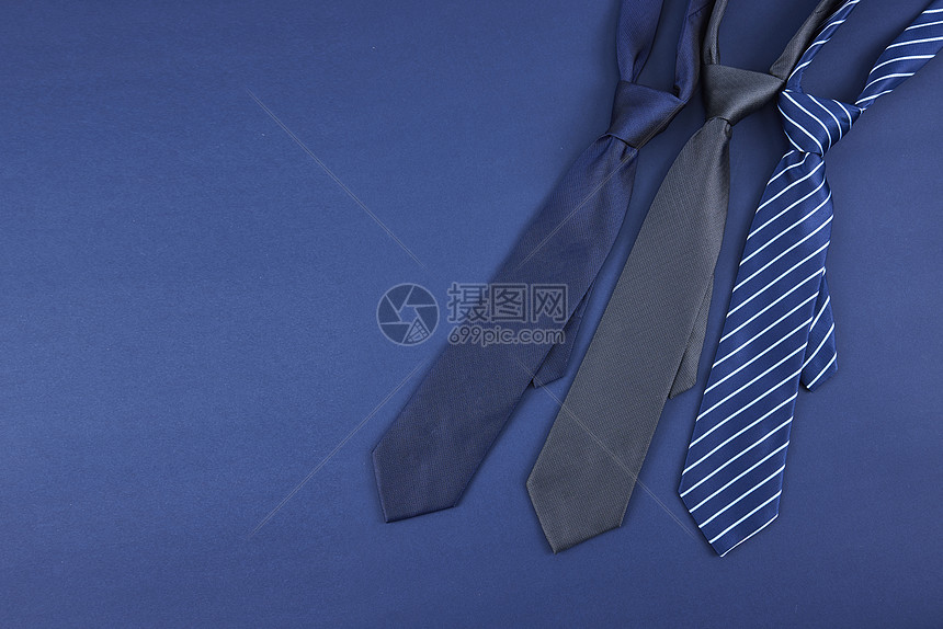 蓝色背景的领带图片