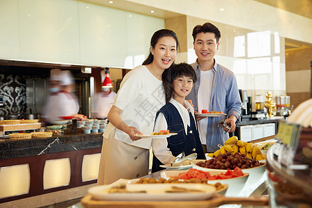 节假日一家人在餐厅吃饭图片