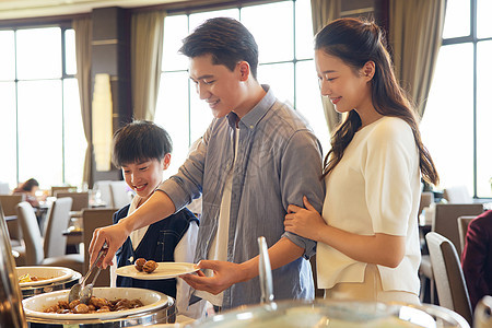 一家人在酒店享用自助餐图片