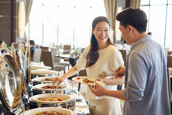 情侣在自助餐厅约会图片