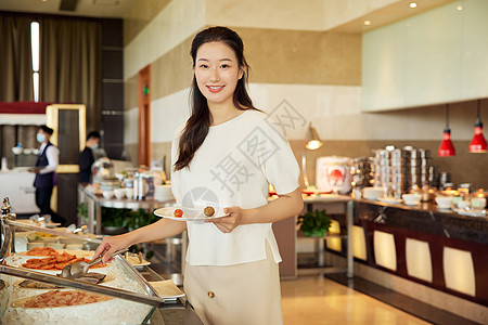 女性在自助餐厅取餐高清图片