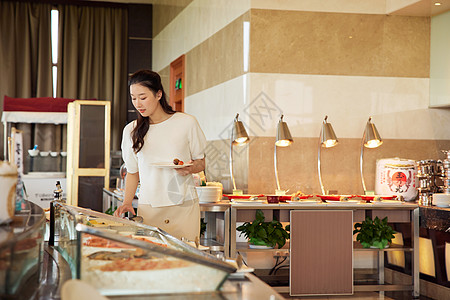 女性在自助餐厅取餐高清图片