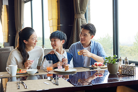 节假日一家人在餐厅吃饭图片