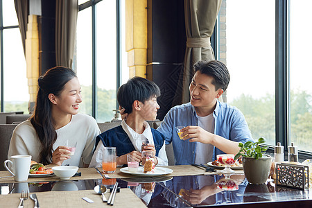 一家人在自助餐厅用餐高清图片