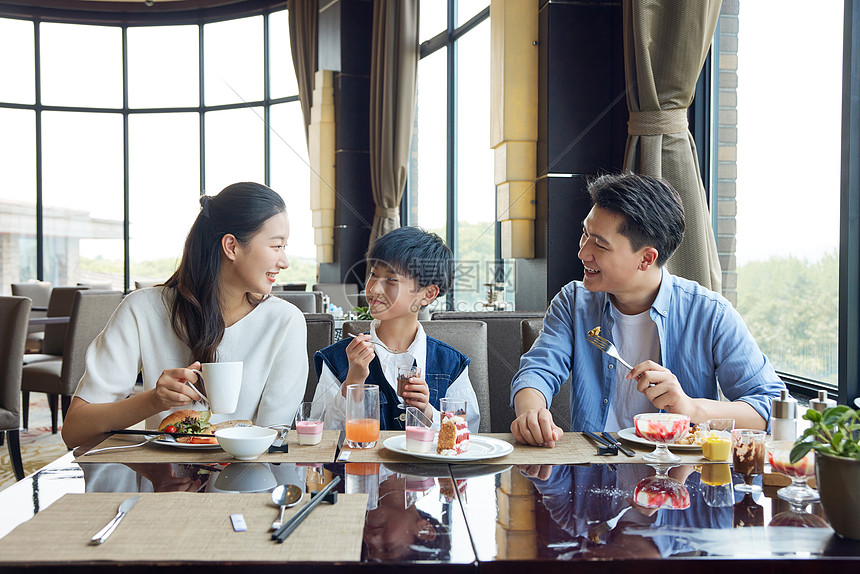 一家人在酒店享用自助餐聊天图片