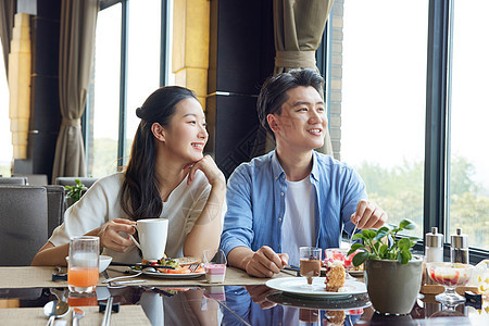 情侣在自助餐厅吃饭赏景图片