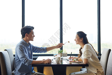 情侣在自助餐厅约会图片