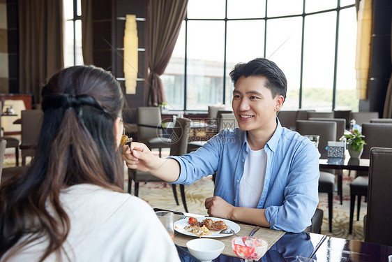 情侣在自助餐厅约会图片