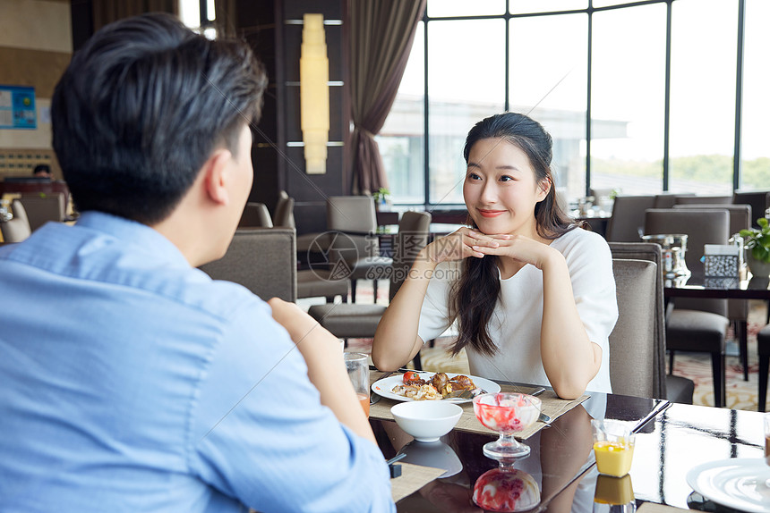 情侣在自助餐厅约会图片