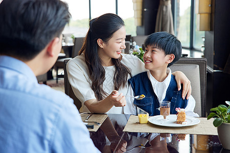 节假日一家人在餐厅吃饭图片