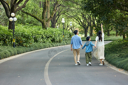 休闲散步一家人公园里散步背影背景